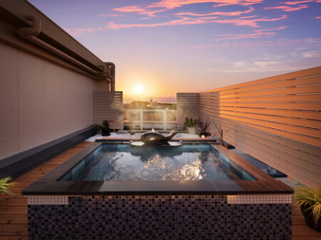 銀鱗荘 ことぶき 五感を解き放す。４つの湯めぐりを愉しむ。正面に海が眺められる、屋上露天風呂「波くじら」、庭園風の露天「石の湯」、窓を開けると半露天「花の湯」、昭和レトロ「昭和の湯」