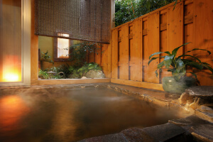 銀鱗荘 ことぶき 五感を解き放す。４つの湯めぐりを愉しむ。正面に海が眺められる、屋上露天風呂「波くじら」、庭園風の露天「石の湯」、窓を開けると半露天「花の湯」、昭和レトロ「昭和の湯」。